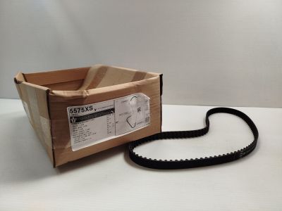 une boîte à laquelle est attachée une sangle, posée sur une table