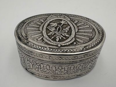boîte ancienne en argent avec un motif décoratif sur le couvercle