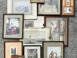 de nombreuses photos encadrées sur le mur de cette pièce