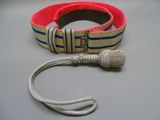 une ceinture rouge et bleue ornée d'une boucle argentée