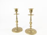 une paire de chandeliers en laiton sur fond blanc