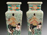 paire de vases chinois représentant un homme à cheval et une femme à cheval