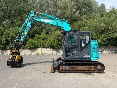 une petite excavatrice garée sur un parking