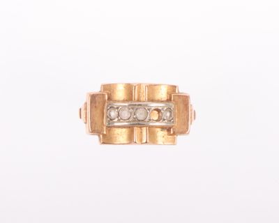 gros plan d'une bague en or avec des diamants sur fond blanc