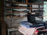un ordinateur portable posé sur un bureau dans un garage
