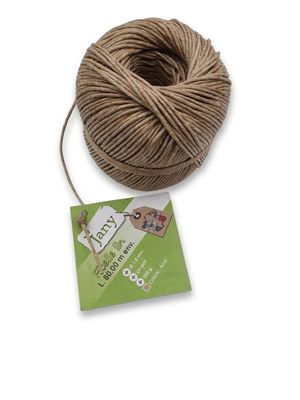 une pelote de ficelle marron sur fond blanc
