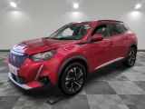 un SUV Toyota C-HR rouge de 2020 garé sur un sol à damier