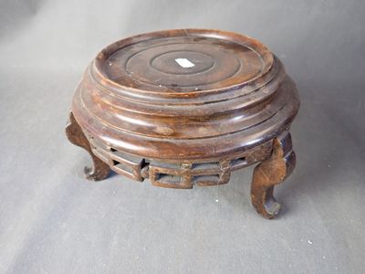 une petite table en bois posée sur un socle circulaire