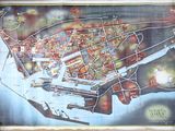 une carte d'une ville accrochée au mur d'un immeuble