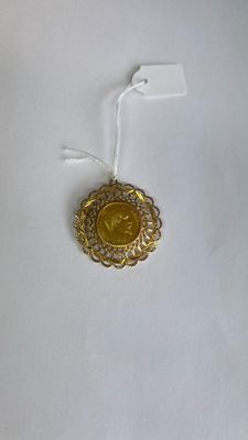 une médaille d'or sur fond blanc, accompagnée d'une étiquette de prix