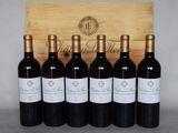 six bouteilles de vin rouge devant une caisse en bois