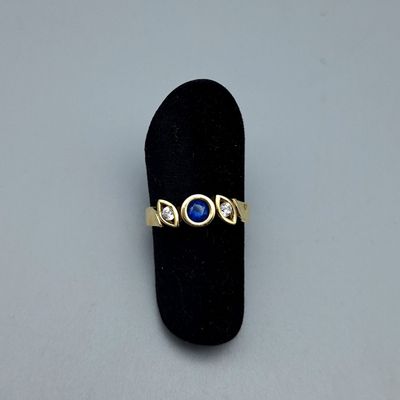 un gros plan d'une bague posée sur un présentoir noir pour bagues