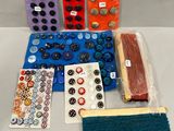 tout un tas de boutons et encore des boutons posés sur une table