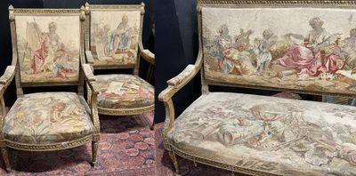 quatre chaises et un canapé recouverts d'une tapisserie
