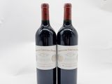 deux bouteilles de vin posées l'une à côté de l'autre sur une table