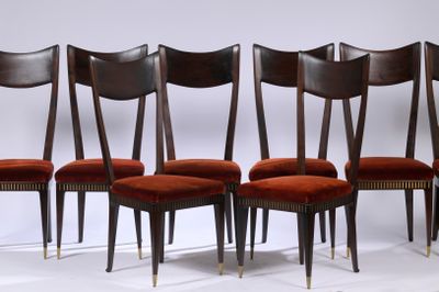 quatre chaises sont alignées en rangée, avec des assises recouvertes de velours rouge