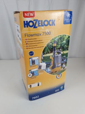 Le carton du nouveau Hozelock Flowmax 750 est ouvert.