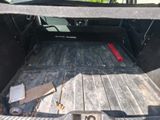 l'arrière d'un camion dont la benne est rabattue et l'arrière du camion dont la benne est rabattue