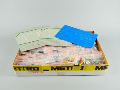 une boîte remplie de Lego