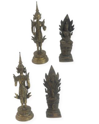 trois figurines en bronze représentant un personnage et un oiseau sur fond blanc