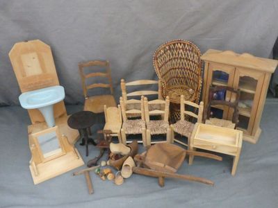 beaucoup de meubles en bois posés sur une table