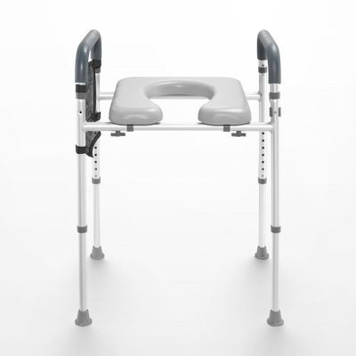 un gros plan d'une chaise de douche avec une assise