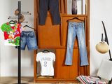 une photo d'un portemanteau sur lequel sont suspendus des vêtements