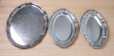 Ensemble de plats en métal argenté à bords chantournés compr…