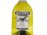 une bouteille jaune de vin Ricard posée sur un socle, sur fond blanc