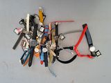 de nombreux outils de toutes sortes étalés sur le sol