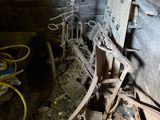 un tas de bois dans un coin de la pièce