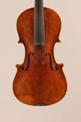 un vieux violon avec un archet accroché à son dos