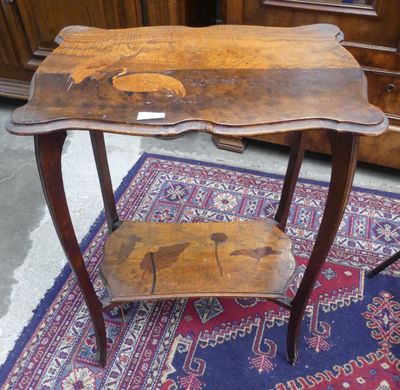 une table en bois surmontée d'une étagère, posée sur un tapis