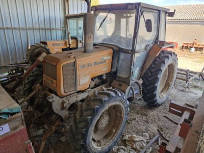 un tracteur garé dans une grange