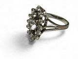 gros plan d'une bague en diamant sur une surface blanche