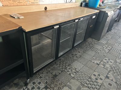 un comptoir muni de plusieurs portes vitrées