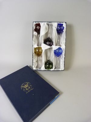 une boîte contenant six cuillères en verre de couleurs différentes