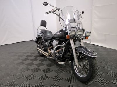 une moto garée sur un sol en damier