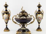 deux vases et un bol sont posés sur une surface blanche