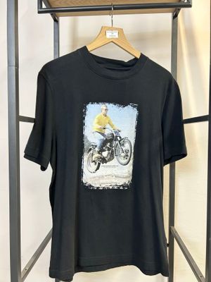 t-shirt noir avec l'image d'un homme à moto