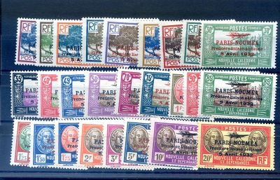 Plusieurs timbres différents sont exposés dans une vitrine.