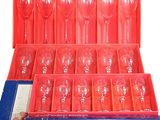 de nombreux verres à vin vides dans une vitrine