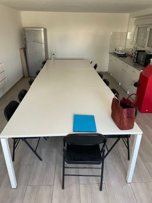 une table blanche recouverte d'un set de table bleu