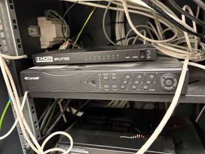 une pile de télécommandes posées sur le dessus d'un meuble