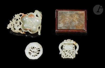 quatre pièces de jade sculpté et d'objets en jade sur un fond noir