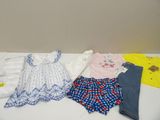 beaucoup de vêtements posés sur une table