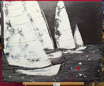 un tableau représentant des voiliers, exposé dans un magasin