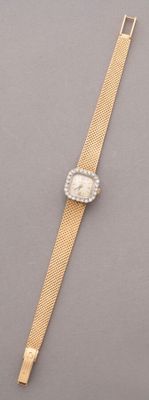 une image représentant une montre en or avec un cadran blanc et un bracelet en or