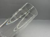 un verre orné d'un motif, posé sur une table