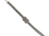 un gros plan d'un bracelet en argent orné d'un nœud